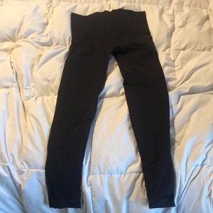 SPANX size M seamless leggings. Black.